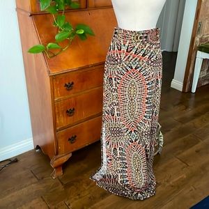 Maxi skirt. Polyester and spandex material.